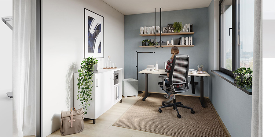 Homeoffice mit einer Frau an einem weißen Schreibtisch sitzend auf einem Okay III von König und Neurath